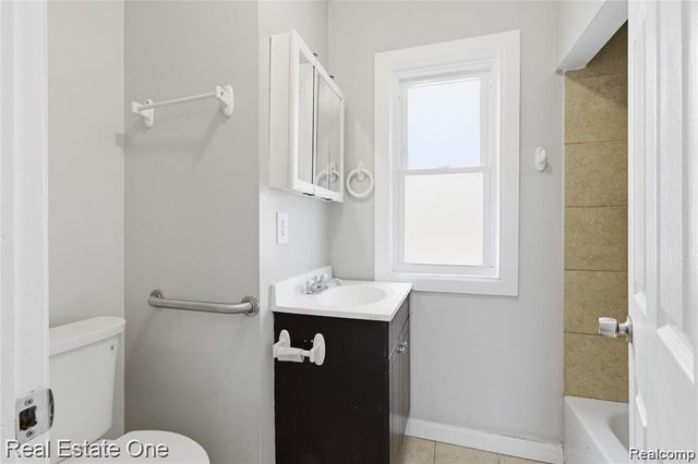 5747 Kingsbury Street, Dearborn Heights, MI 48127