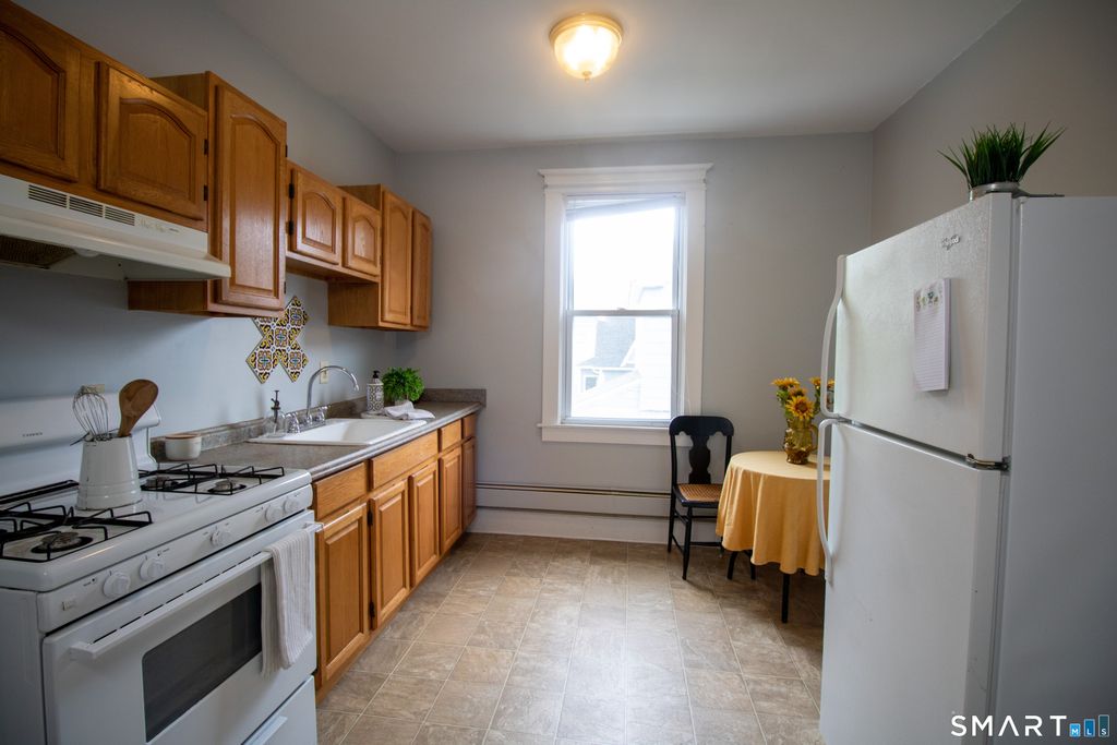 88 Riverview Avenue, New London, CT 06320