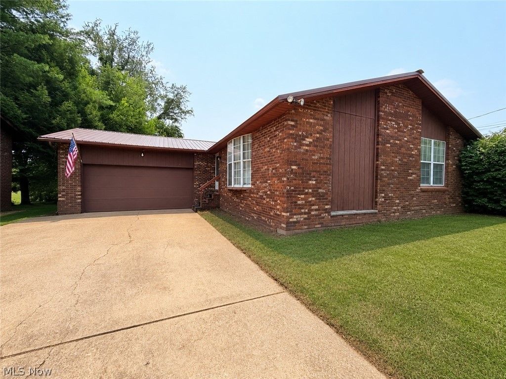 805 4th Street, Belpre, OH 45714