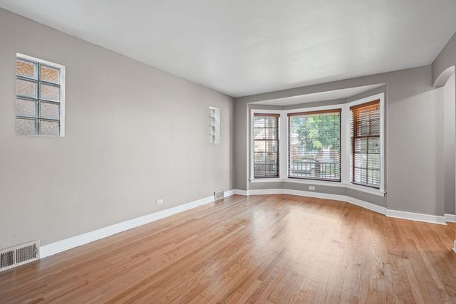 4953 N Meade Avenue, Chicago, IL 60630