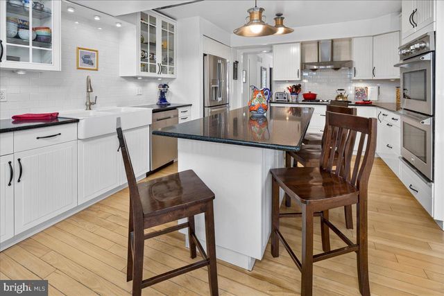 8 TURNER CT, Princeton, NJ 08540