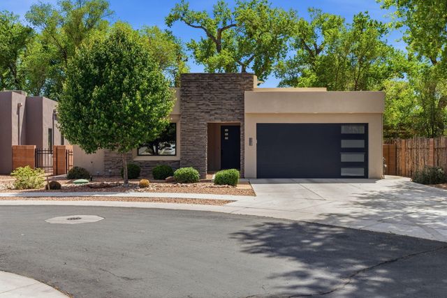 2700 Puerta Del Bosque Lane, Albuquerque, NM 87104