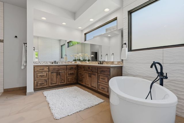 2700 Puerta Del Bosque Lane, Albuquerque, NM 87104