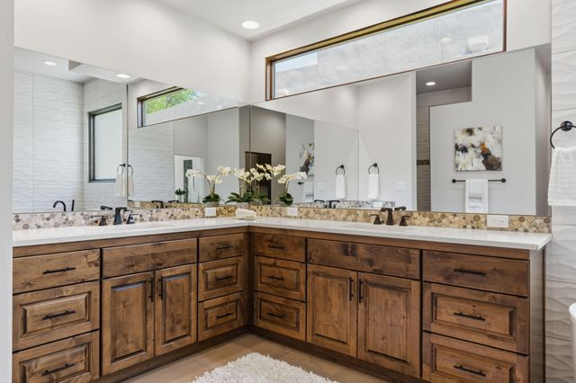 2700 Puerta Del Bosque Lane, Albuquerque, NM 87104