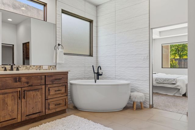 2700 Puerta Del Bosque Lane, Albuquerque, NM 87104