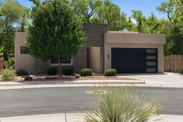 2700 Puerta Del Bosque Lane, Albuquerque, NM 87104