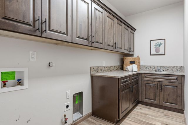2700 Puerta Del Bosque Lane, Albuquerque, NM 87104