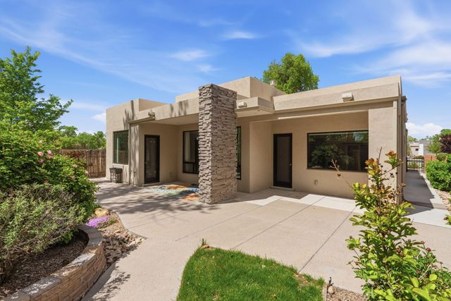 2700 Puerta Del Bosque Lane, Albuquerque, NM 87104