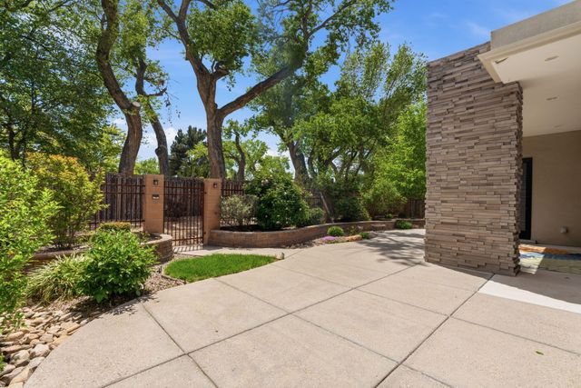 2700 Puerta Del Bosque Lane, Albuquerque, NM 87104