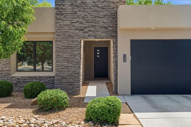 2700 Puerta Del Bosque Lane, Albuquerque, NM 87104