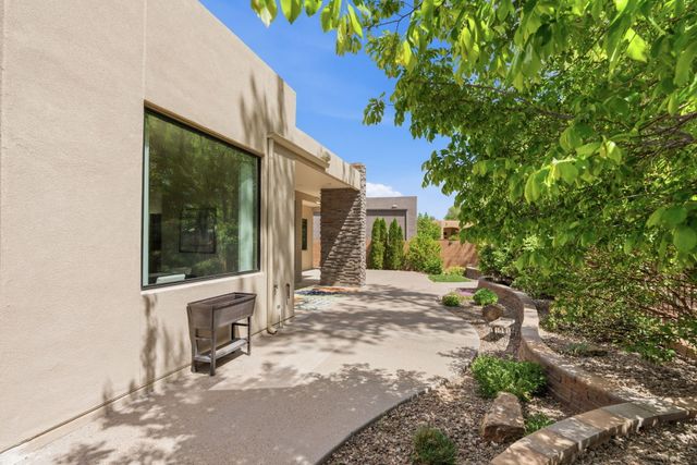 2700 Puerta Del Bosque Lane, Albuquerque, NM 87104