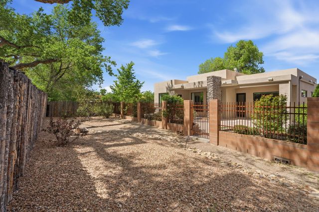 2700 Puerta Del Bosque Lane, Albuquerque, NM 87104