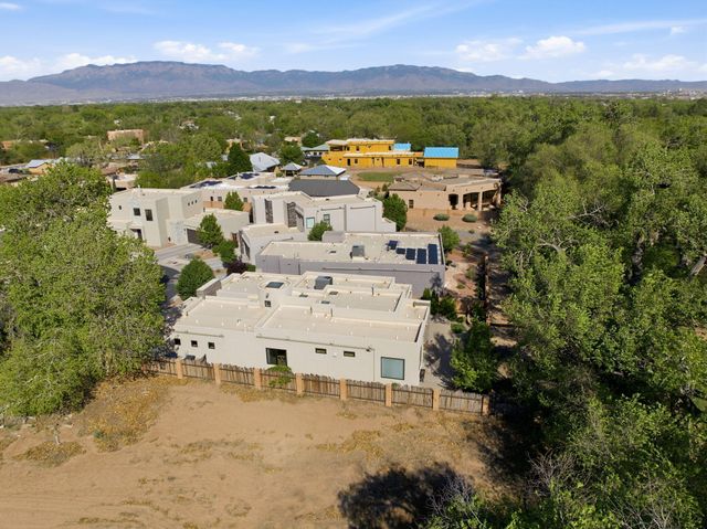 2700 Puerta Del Bosque Lane, Albuquerque, NM 87104