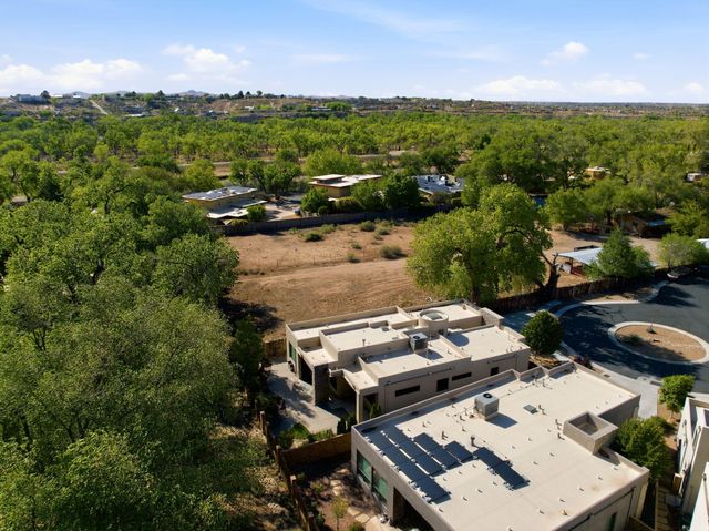 2700 Puerta Del Bosque Lane, Albuquerque, NM 87104