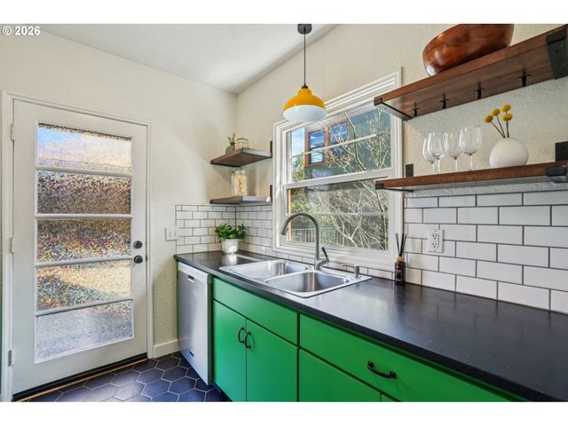 2025 Se CARUTHERS St 17, Portland, OR 97214