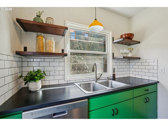 2025 Se CARUTHERS St 17, Portland, OR 97214