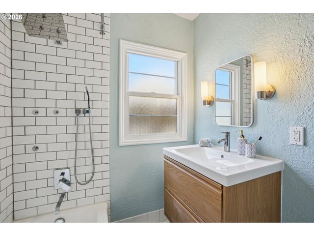 2025 Se CARUTHERS St 17, Portland, OR 97214