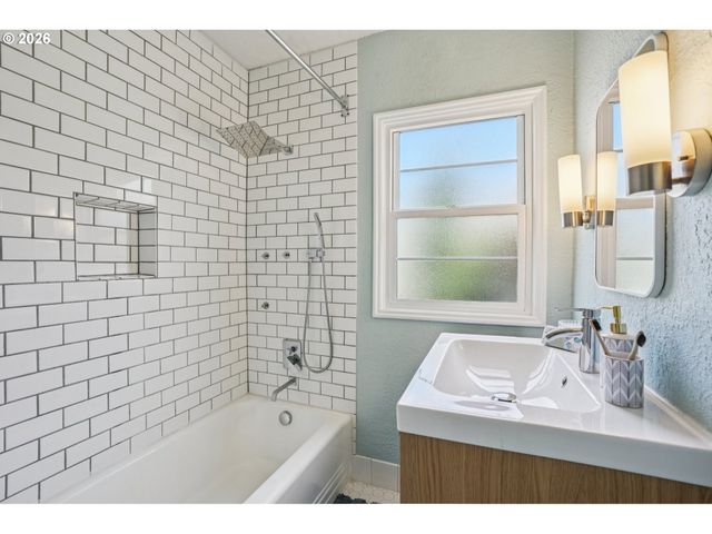 2025 Se CARUTHERS St 17, Portland, OR 97214