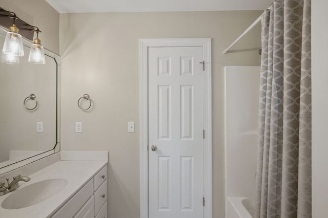 1046 Island Brook Dr, Hendersonville, TN 37075