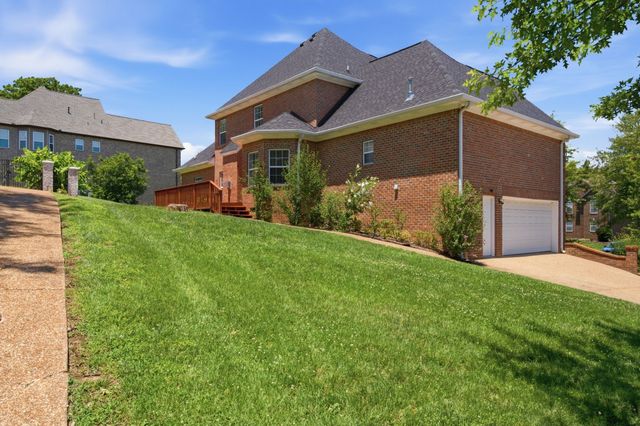 1046 Island Brook Dr, Hendersonville, TN 37075