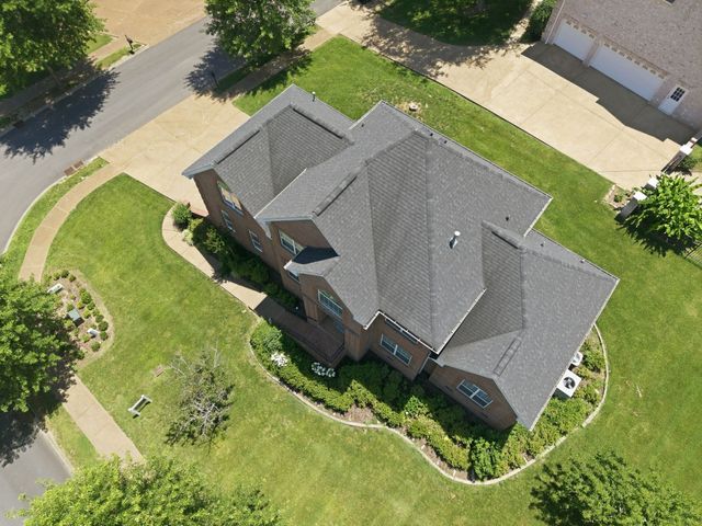 1046 Island Brook Dr, Hendersonville, TN 37075