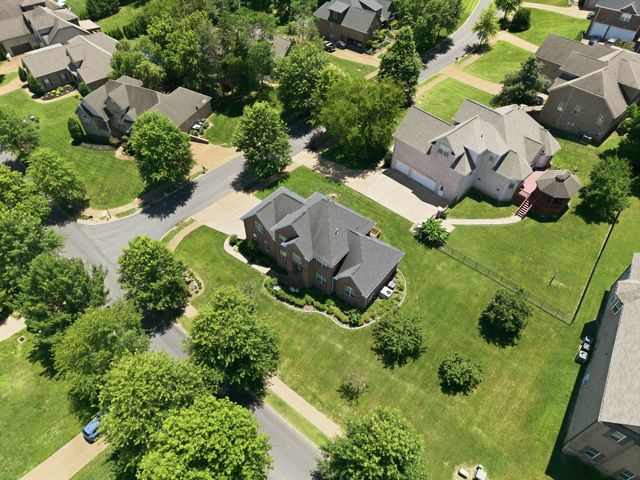 1046 Island Brook Dr, Hendersonville, TN 37075