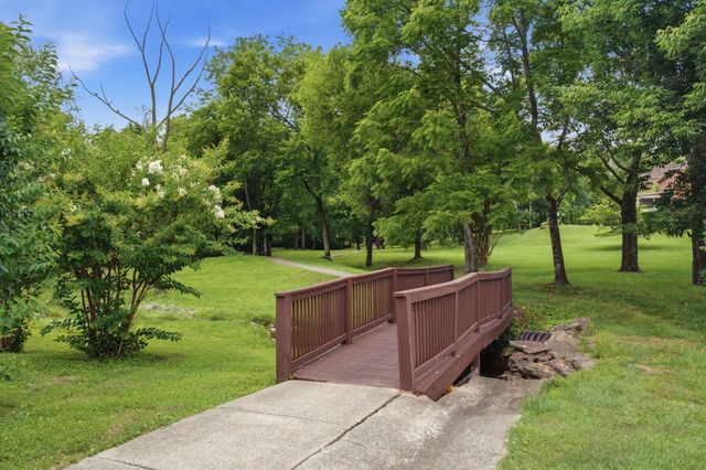 1046 Island Brook Dr, Hendersonville, TN 37075