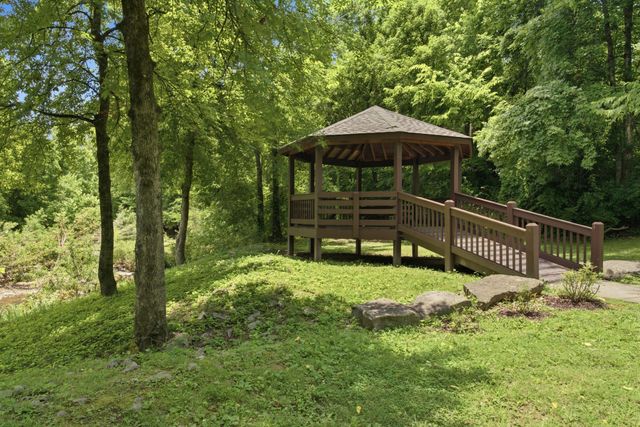 1046 Island Brook Dr, Hendersonville, TN 37075