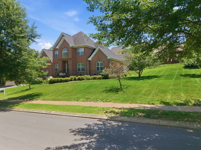 1046 Island Brook Dr, Hendersonville, TN 37075