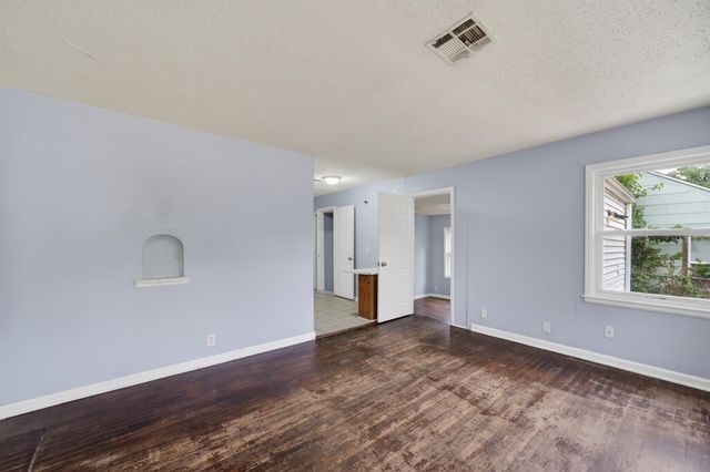 1521 N Volutsia, Wichita, KS 67214