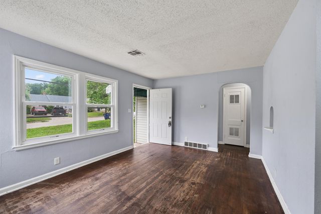 1521 N Volutsia, Wichita, KS 67214