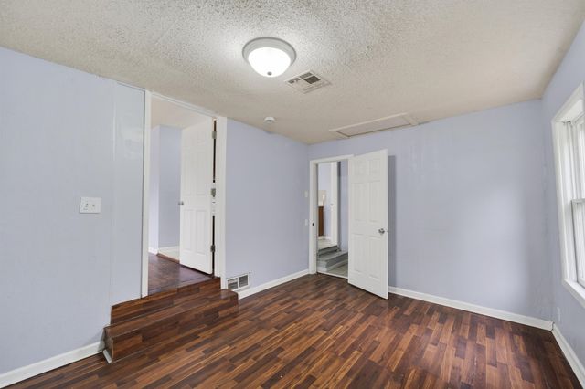 1521 N Volutsia, Wichita, KS 67214