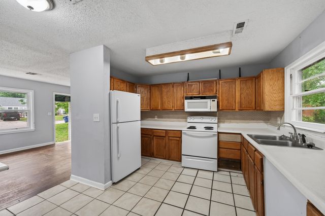 1521 N Volutsia, Wichita, KS 67214