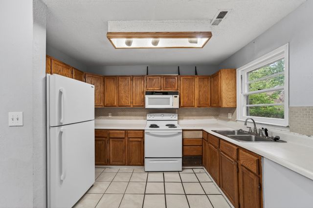 1521 N Volutsia, Wichita, KS 67214