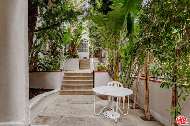 2401 N Beachwood Drive 9, Los Angeles, CA 90068