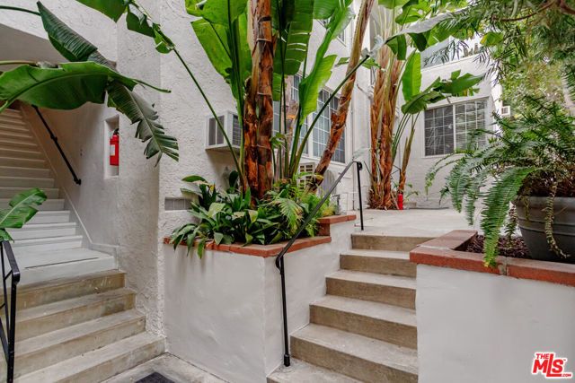 2401 N Beachwood Drive 9, Los Angeles, CA 90068