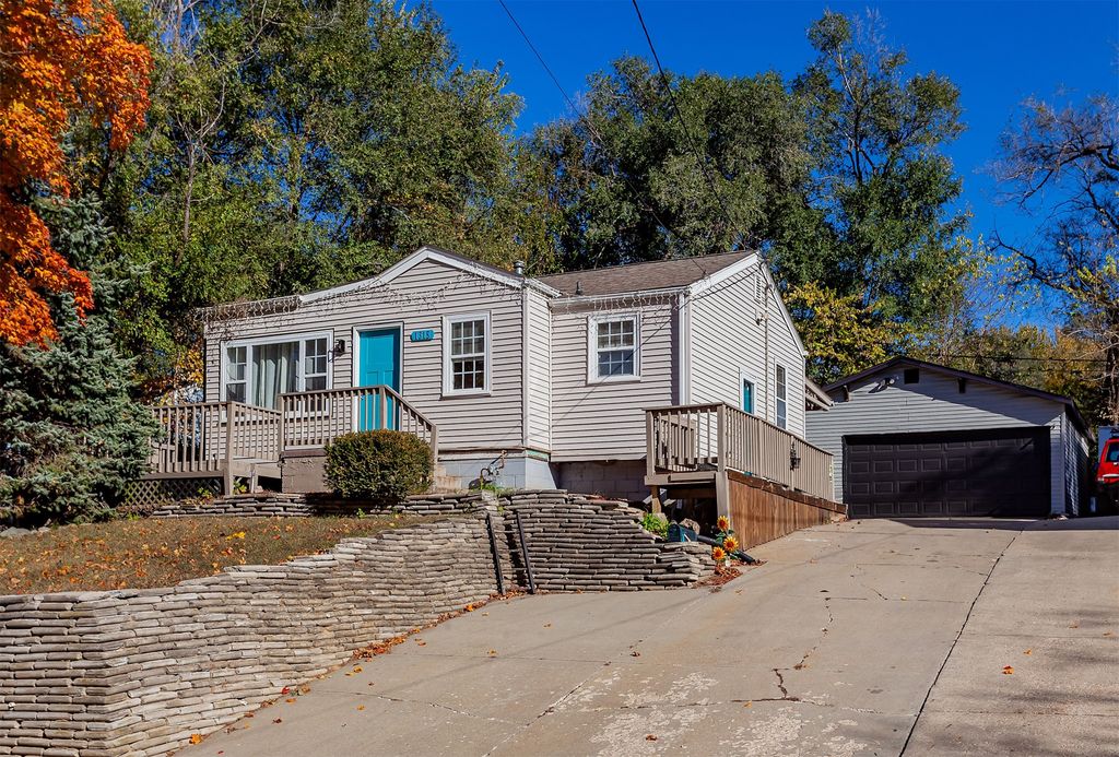 1315 E 33rd Court, Des Moines, IA 50317