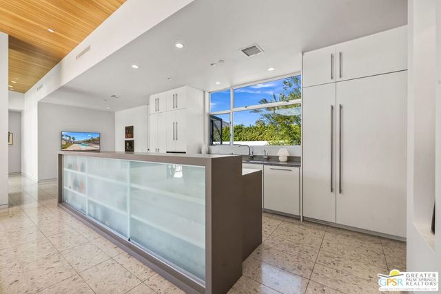 3075 Goldenrod Lane, Palm Springs, CA 92264