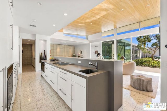 3075 Goldenrod Lane, Palm Springs, CA 92264