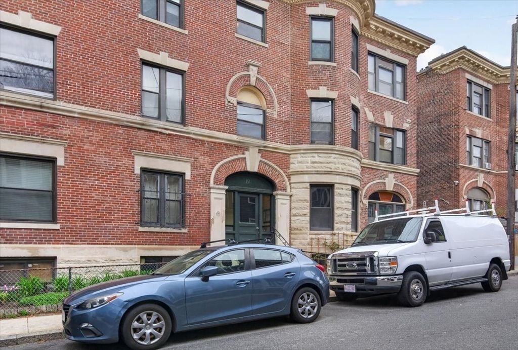 19 Royal St 6, Boston, MA 02134