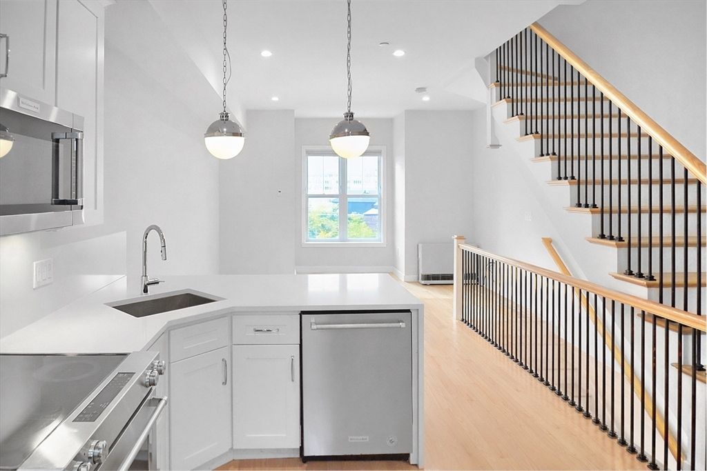 174 Fisher Ave A, Boston, MA 02120