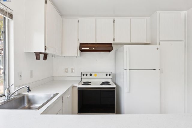 27439 Ponderosa Ct, Hayward, CA 94545