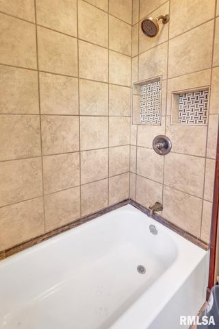 2919 N UNIVERSITY Street, Peoria, IL 61604