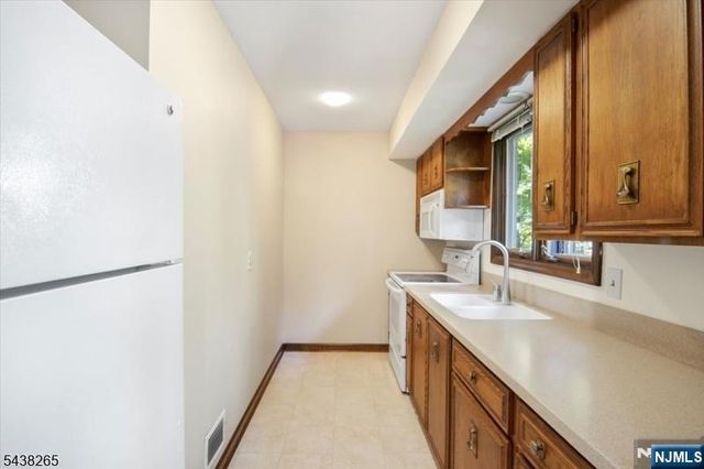 6 Green Hills Road, Mendham Borough, NJ 07945