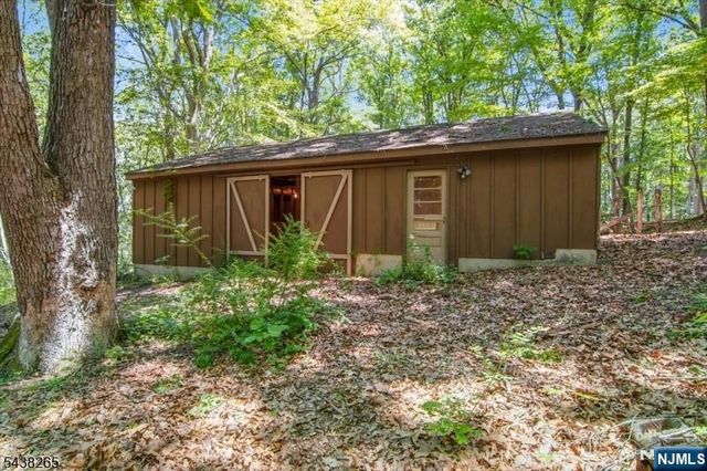6 Green Hills Road, Mendham Borough, NJ 07945