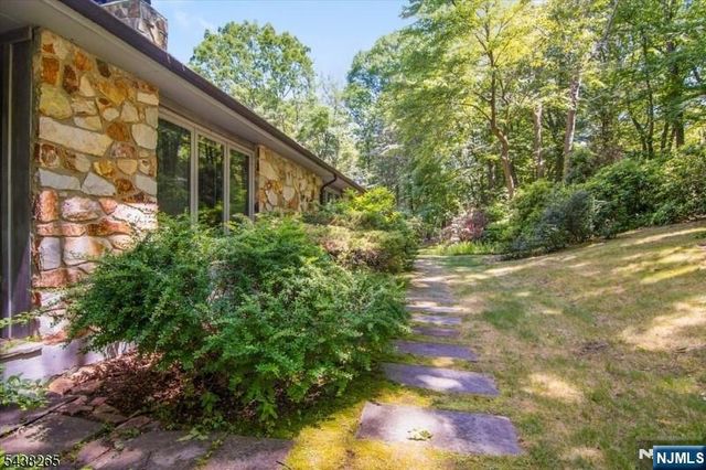 6 Green Hills Road, Mendham Borough, NJ 07945