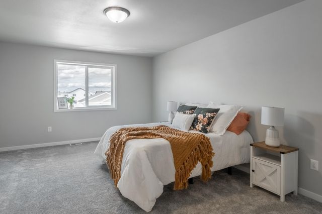 1129 Jill Drive W, West Fargo, ND 58078