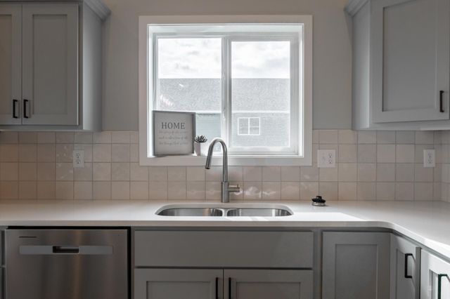 1129 Jill Drive W, West Fargo, ND 58078