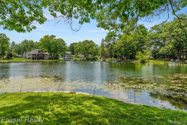 800 Kimberly, Lake Orion, MI 48362