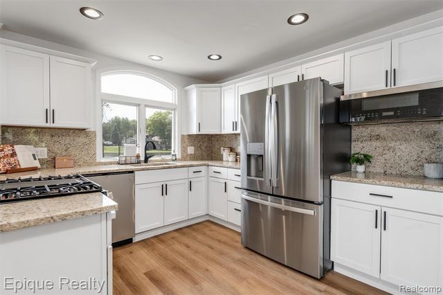 800 Kimberly, Lake Orion, MI 48362